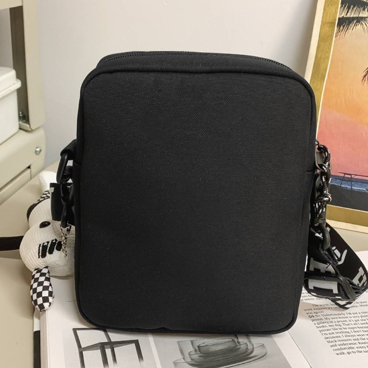 The new ins high-end and fashionable small backpack is a casual, simple and versatile couple's light crossbody bag for traveling Specification drawing