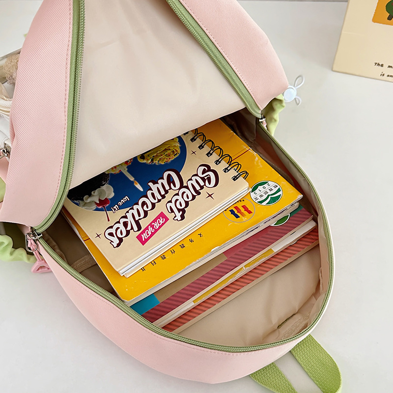 The new high-appearance-level college style fresh and cute 2D pain-pain bag with contrasting colors is a lightweight commuting backpack for primary and secondary school students Application Scenario