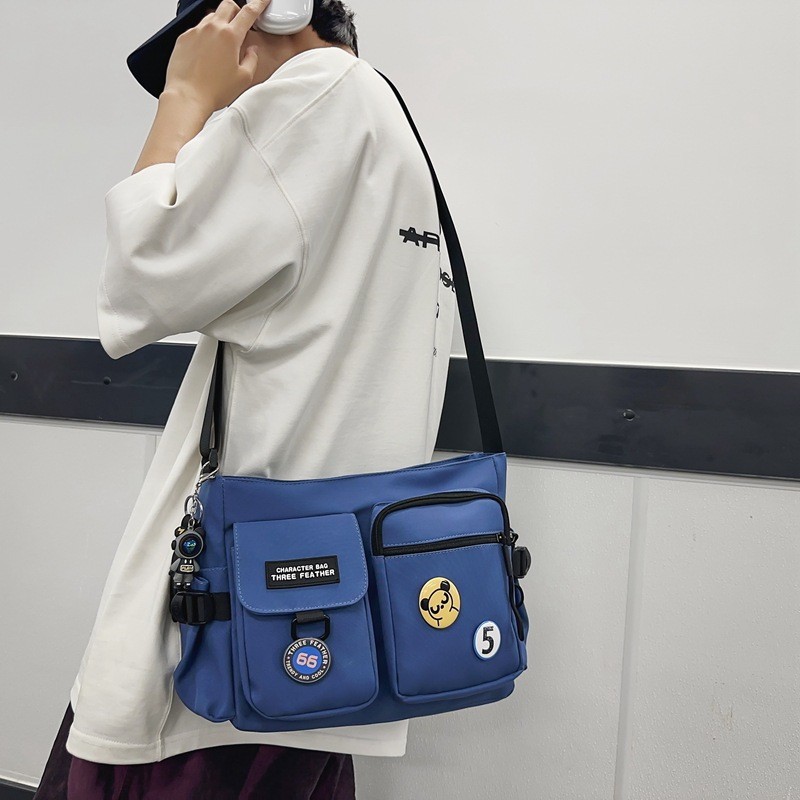 ins streetwear brand Japanese casual workwear functional multi-pocket messenger bag, crossbody bag, men's and women's large-capacity single-shoulder bag full figure