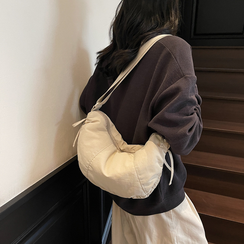 Retro Japanese-style solid-color pleated crossbody dumpling bag, simple and elegant style, casual underarm bag, versatile and niche single-shoulder bag details Picture