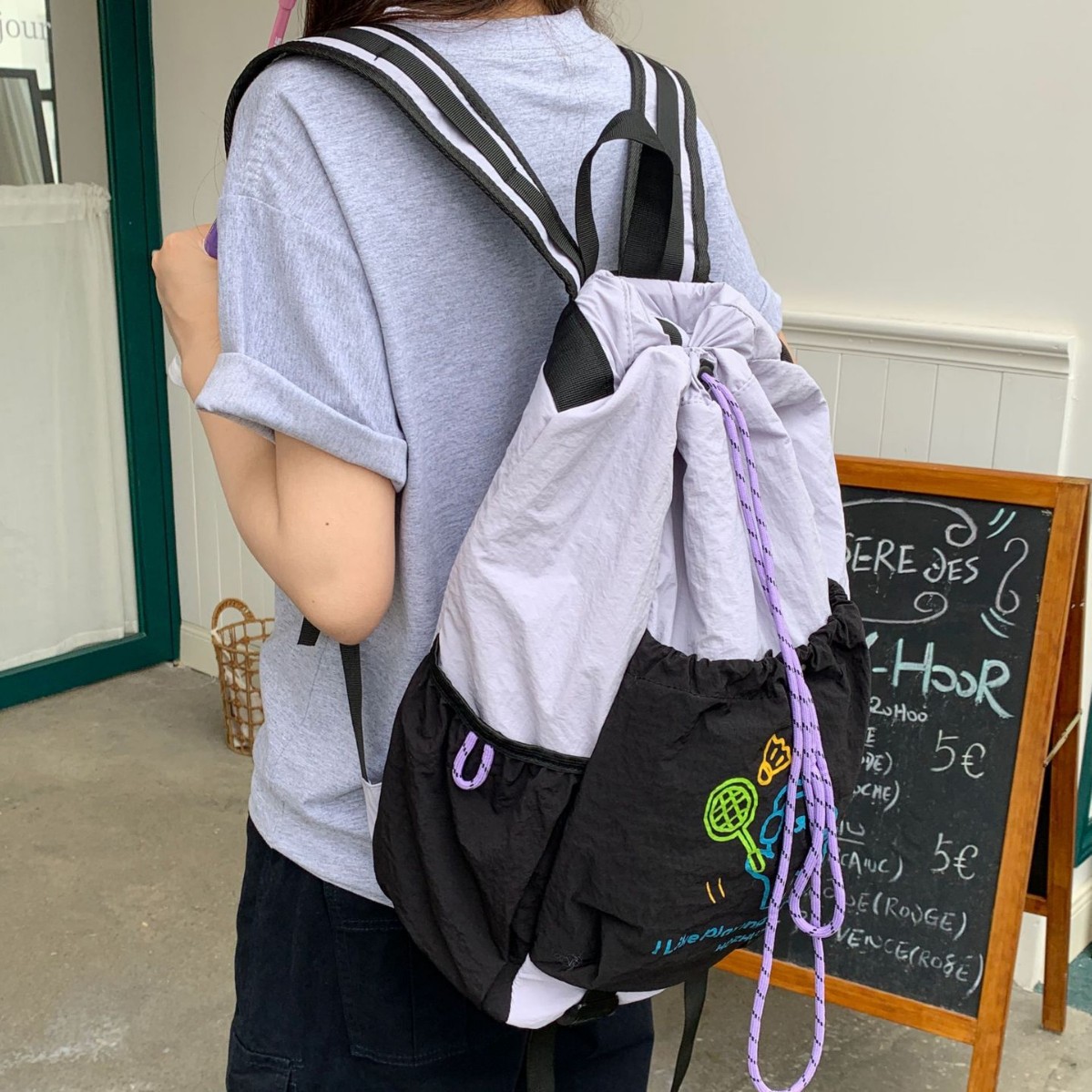 The new high-appeal, fresh and cute drawstring ins backpack is a simple, lightweight and versatile commuting backpack for women with contrasting colors details Picture