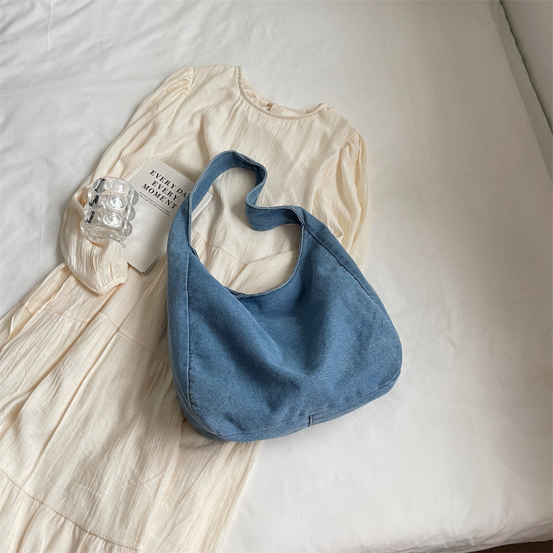This is an ins laid-back Korean-style versatile denim bag with a large capacity, hand-purified color, and a simple single-shoulder bag for female college students' commuting Specification drawing