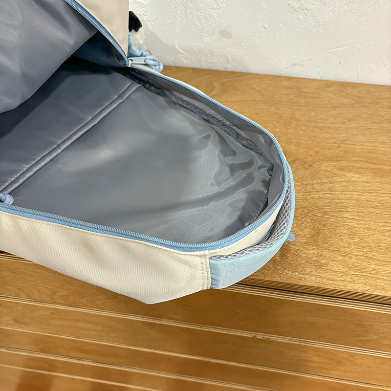 This is a large-capacity, color-blocking backpack for junior and senior high school students. It is a versatile backpack for girls with a high level of appearance and a light school style for spring outings Application Scenario