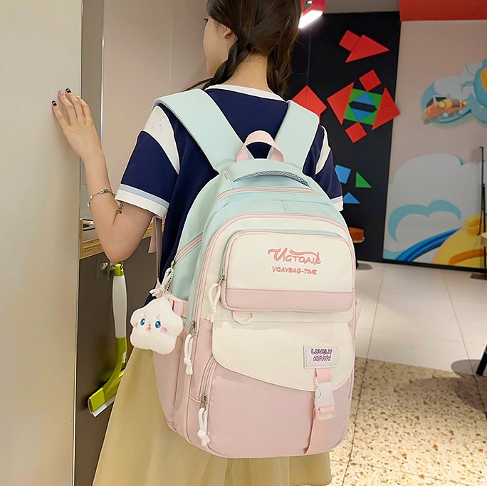 This is a lightweight, color-blocking backpack for girls in grades three to six. It has a large capacity and a high level of appearance. It is a versatile backpack for girls full figure