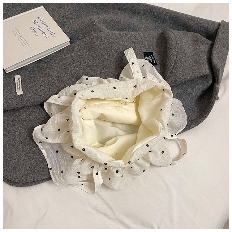 Summer's new sweet Korean-style atmosphere, floral versatile single-shoulder bag, black fungus lace fairy photo handbag Application Scenario
