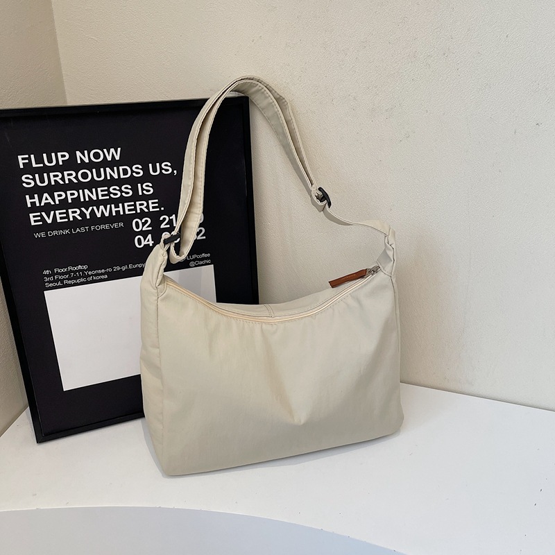Korean InS-style versatile casual large-capacity single-shoulder crossbody bag, a new simple commuting tote bag for Spring/Summer 2025 Application Scenario