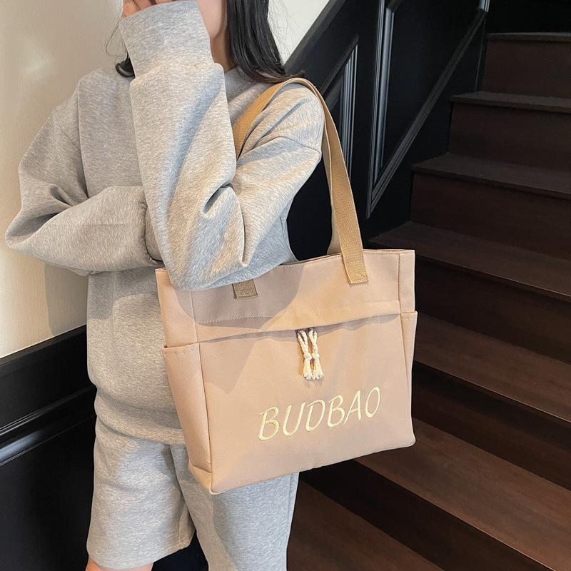 New large-capacity versatile shoulder bag, fashionable handbag, student commuting bag for classes, light and simple tote bag details Picture