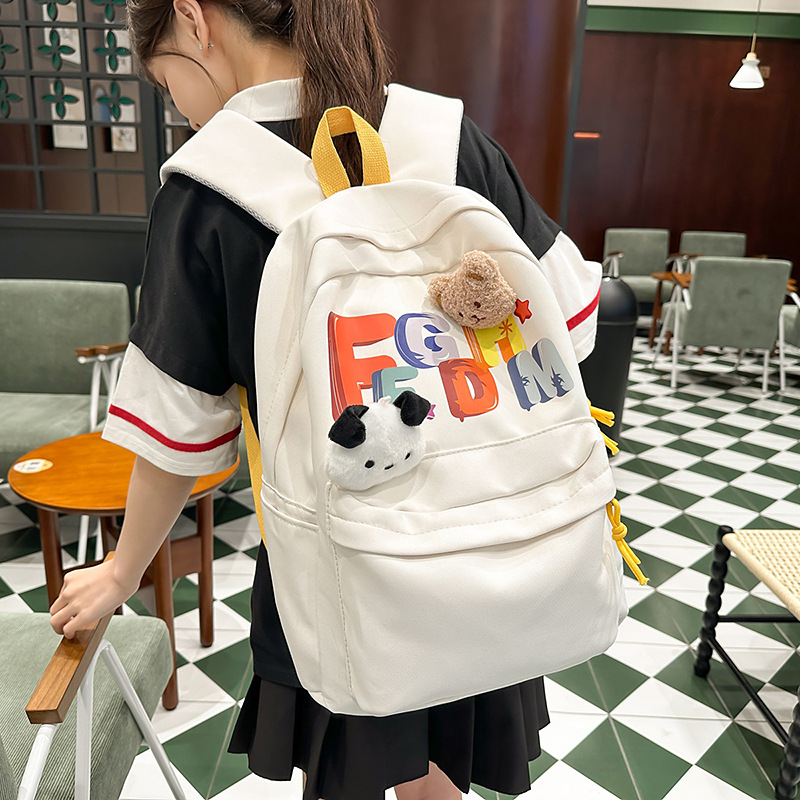 A sweet girl with a high level of appearance and a Japanese-style ins academy style, a cute backpack with contrasting color letters, and a boy with a schoolbag for primary and secondary school students full figure