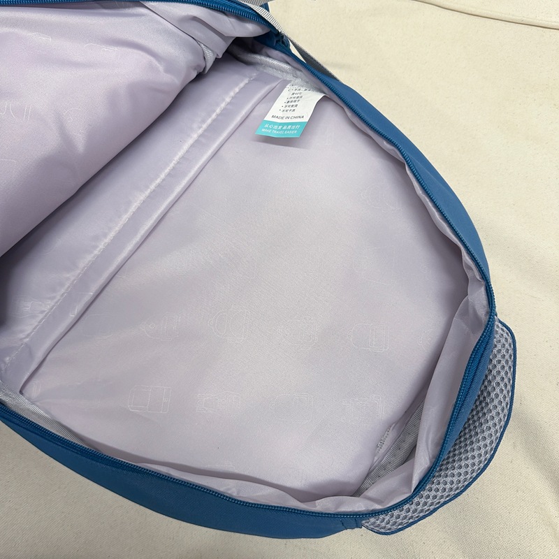 The new 2025 Korean version of the ins high-quality backpacks for primary and secondary school students in grades three to six with contrasting colors and simple design Application Scenario