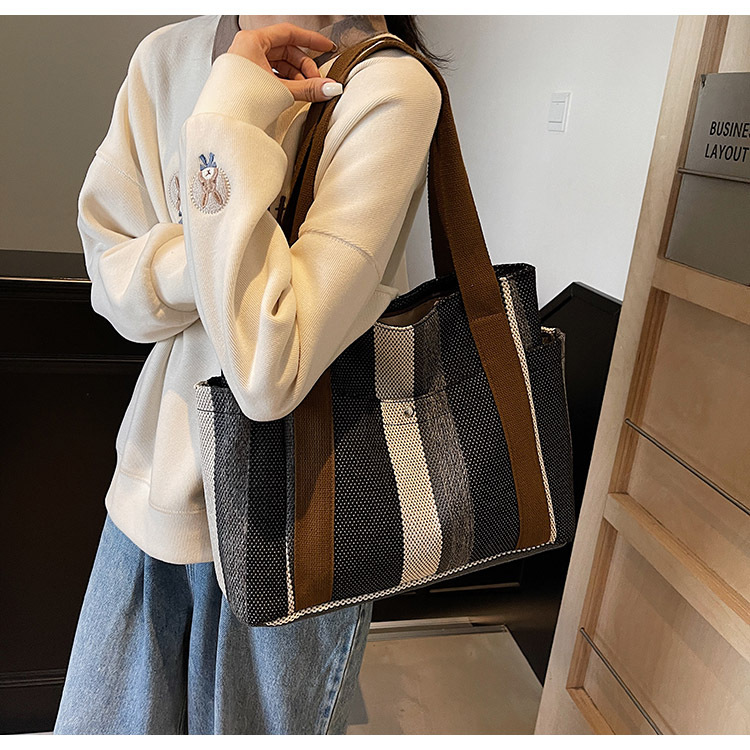 Korean version large-capacity women's single-shoulder bag, 2025 new striped stylish casual tote bag, simple commuting large bag full figure