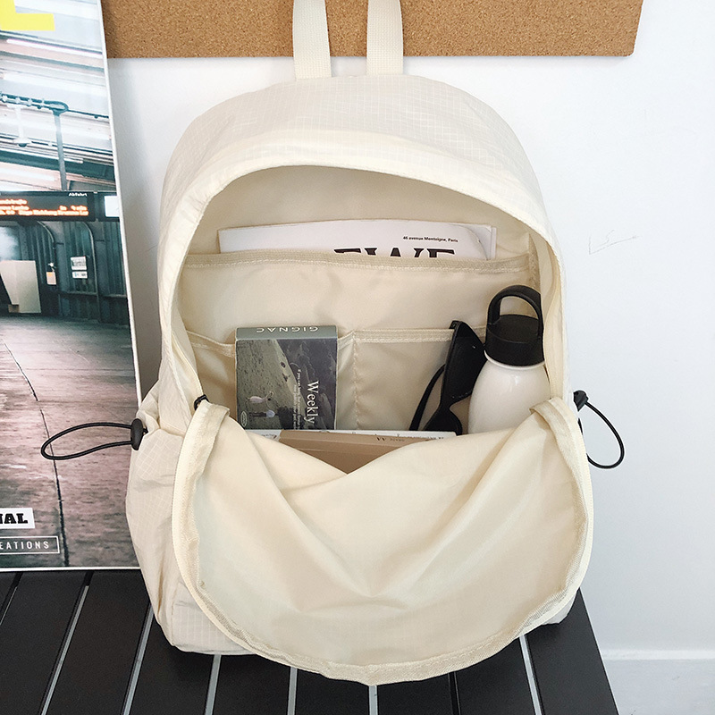 A new high-appearancelevel backpack from the Korean version of Instagram for high school and junior high school girls. It is a casual, simple and versatile large-capacity backpack for commuting Application Scenario