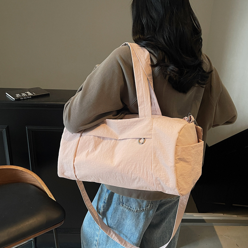 The new Korean version swimming and fitness tote bag with a high aesthetic level is casual, simple, lightweight and versatile for commuting. It has a large capacity crossbody bag details Picture