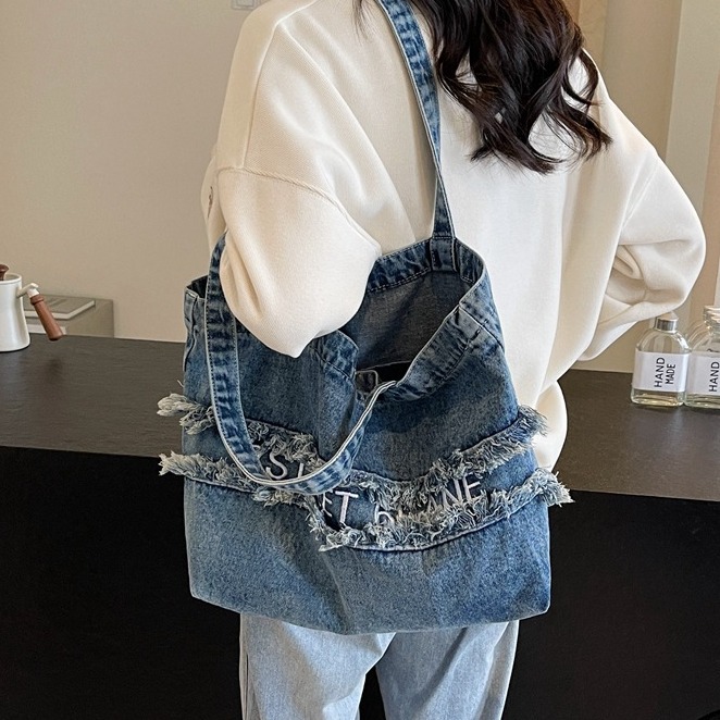 A new 2024 Harajuku style fashionable large-capacity commuter tote bag for women, a niche washable denim canvas bag from South Korea full figure