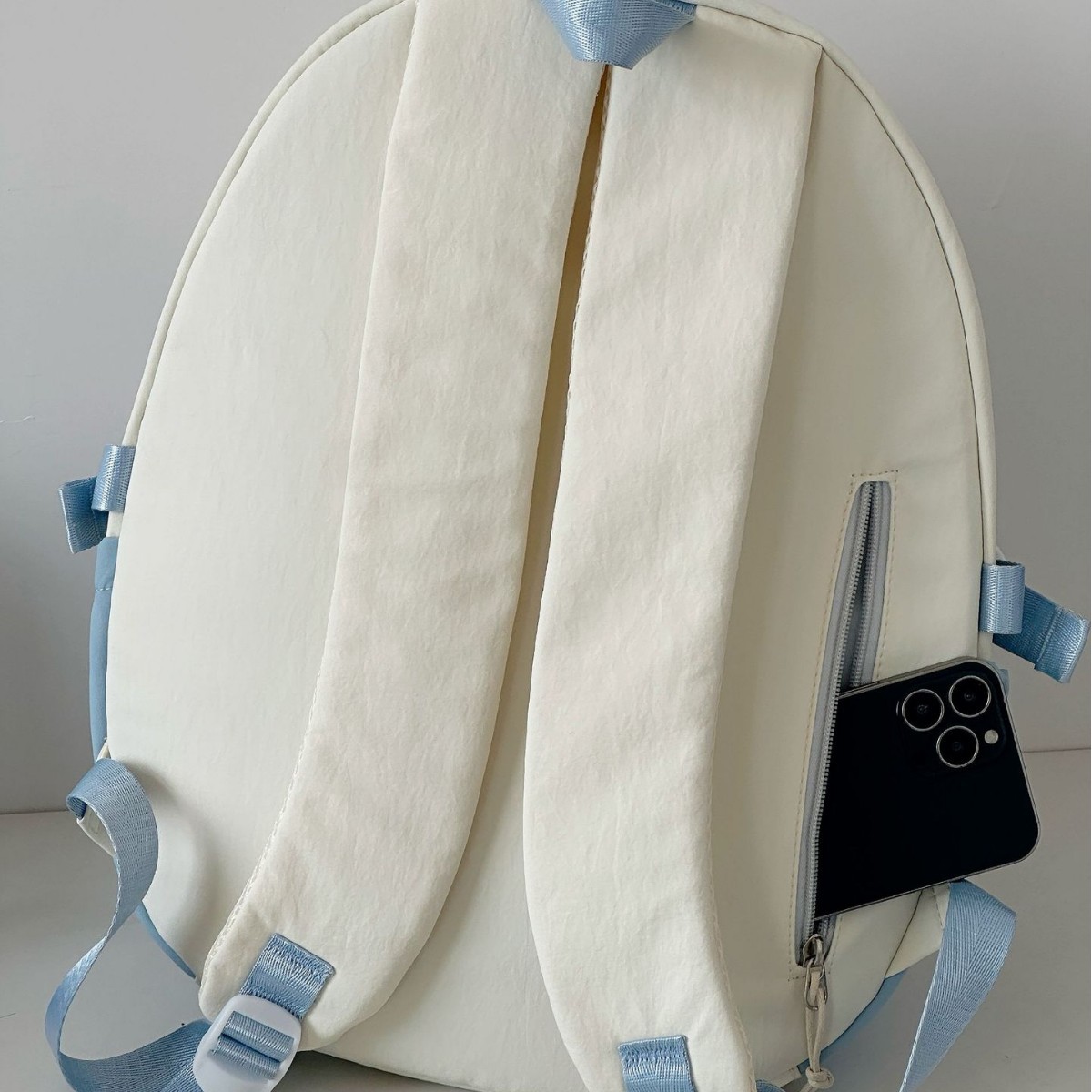 2025 New lightweight travel backpack, casual ins color-blocking backpack, versatile and sweet schoolbag for college students' commuting Application Scenario