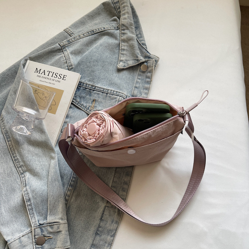 A new Korean version of a high-appeartion-level small crossbody bag, a solid color for women, casual, simple, lightweight, fashionable and versatile crossbody bag for commuting Application Scenario