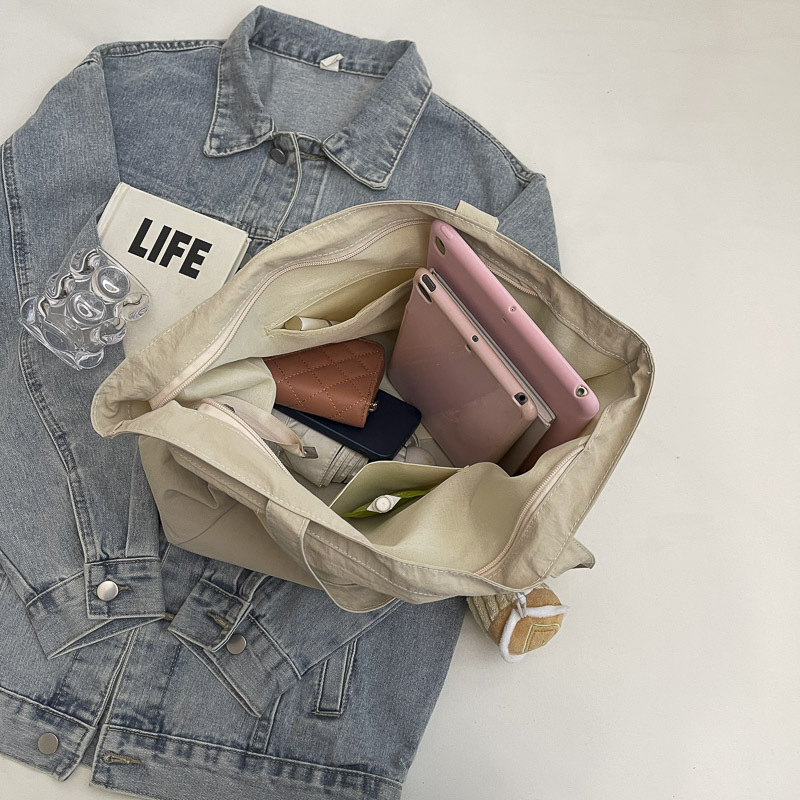 A minimalist tote bag from a trendy women's brand, with a niche design and a Harajuku style, a high-quality commuter single-shoulder bag, and a Maillard color handbag Application Scenario