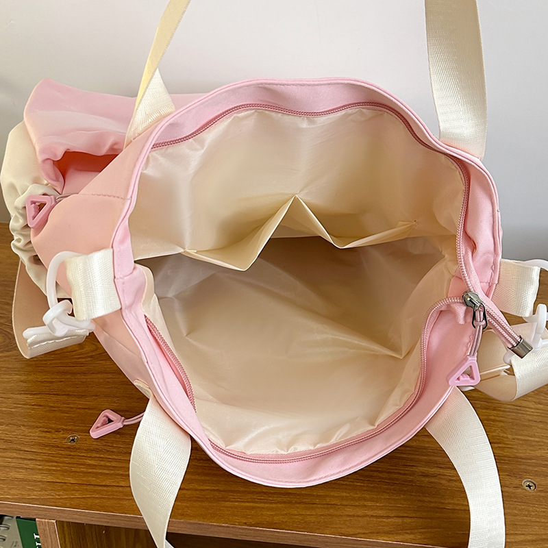 2025 New Korean version large-capacity student commuting and make-up class bag, simple and casual college style handbag, versatile backpack Application Scenario