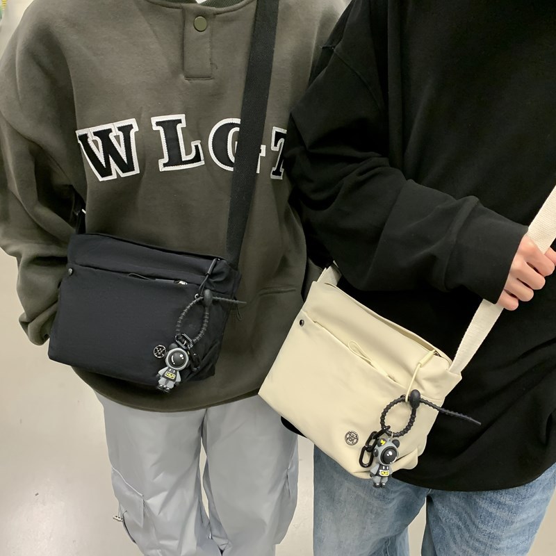 A new, stylish, portable and lightweight single-shoulder backpack for commuting and mountaineering, a simple and versatile crossbody bag for both men and women details Picture