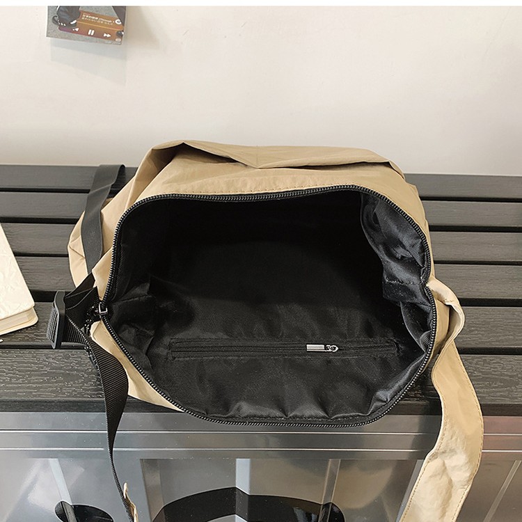 2025 New style casual and simple underarm small bag, Japanese lightweight solid color nylon crossbody single-shoulder fabric bag, artistic bag Application Scenario