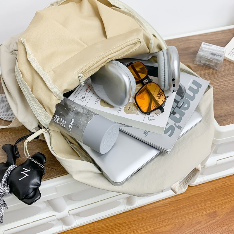 A new high-appearancelevel commuting backpack for college students, which is casual, simple, lightweight, versatile and has a large outdoor capacity Application Scenario