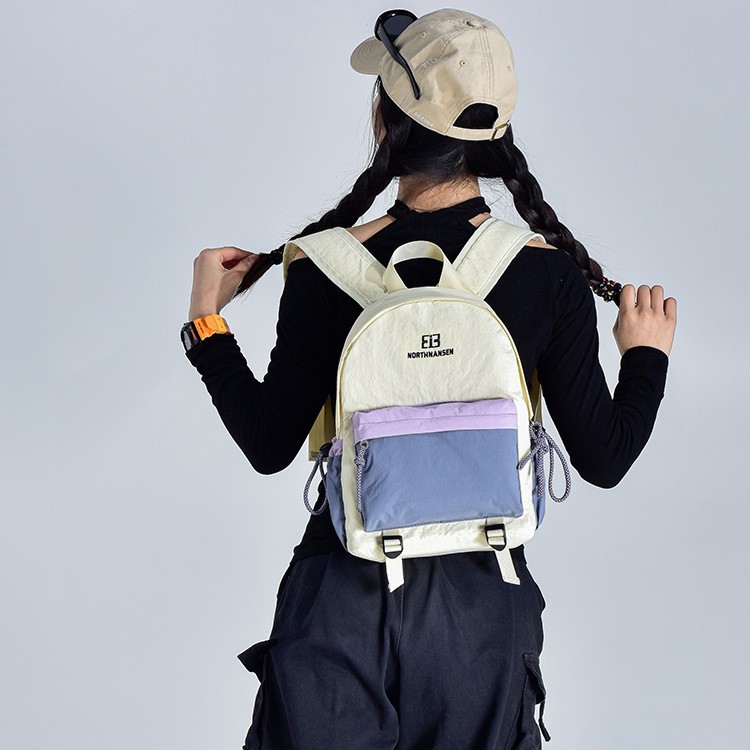 A lightweight outdoor travel backpack, a simple small backpack for college students, a new Korean version with contrasting colors and versatile hiking bags full figure