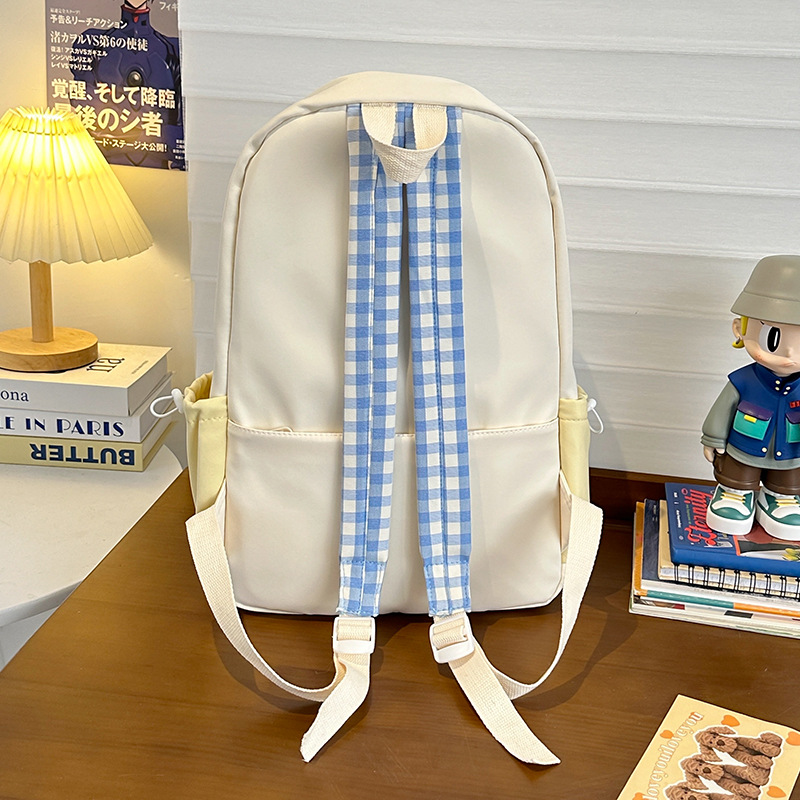 The new color-blocking backpack is versatile. It's a cute and fresh schoolbag for college students, a lightweight backpack for commuting and leisure, and a large-capacity backpack Specification drawing
