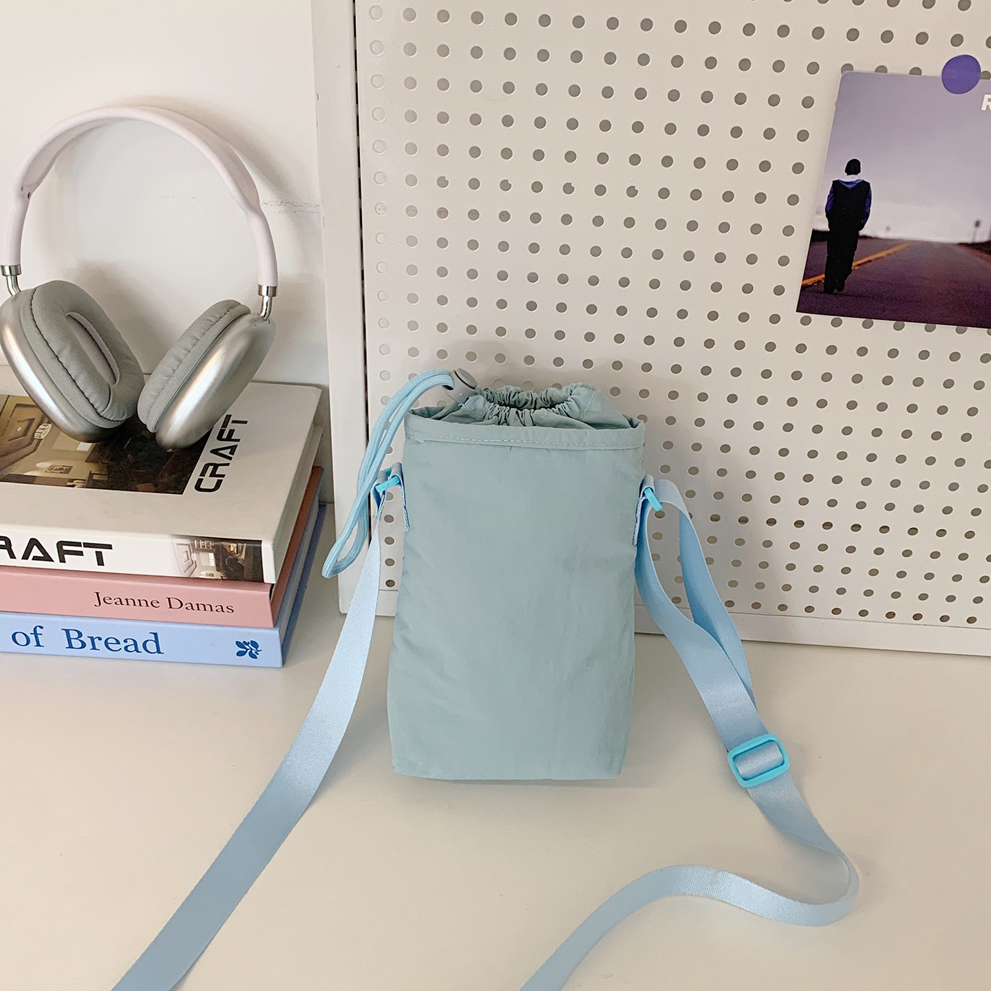 A new Korean-style high-look, fresh phone bag for women, a casual and simple water bottle, an umbrella, and a portable commuting crossbody bag Specification drawing