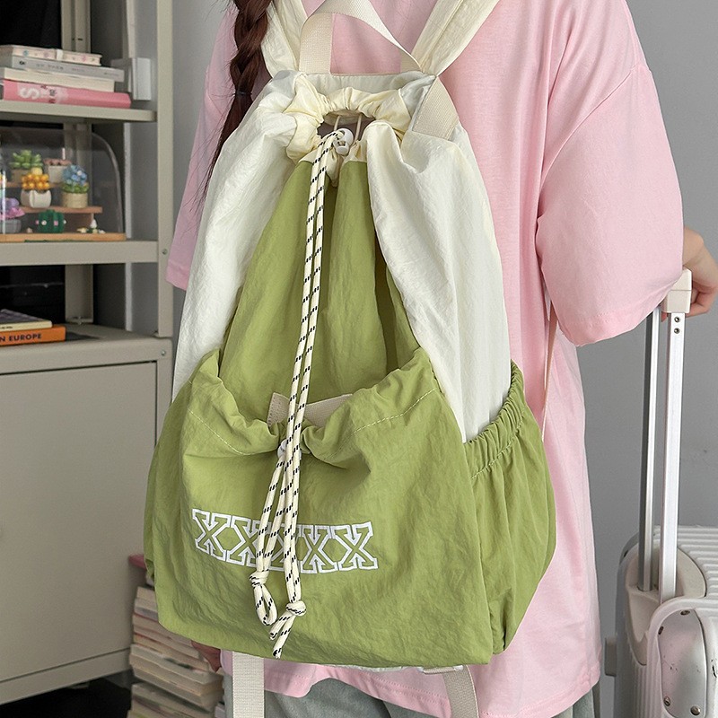 The new forest-themed ins badminton backpack with a high aesthetic level, fresh and sweet, drawstring opening, and a color-blocking lightweight backpack full figure