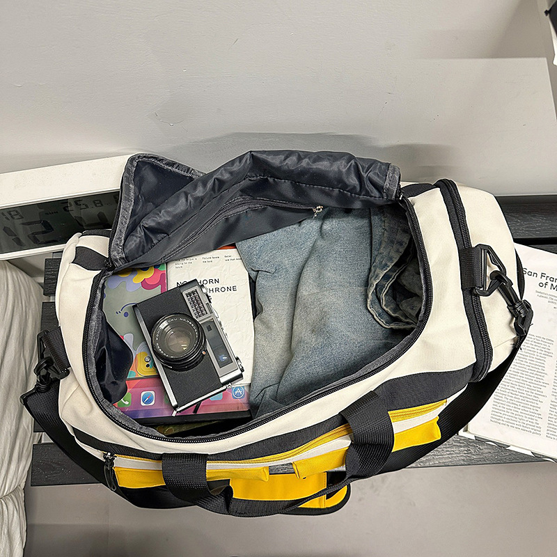 New high-appearancelevel, super cool color-blocking travel bag, couple outdoor sports, mountain climbing and travel, large-capacity crossbody bag Application Scenario