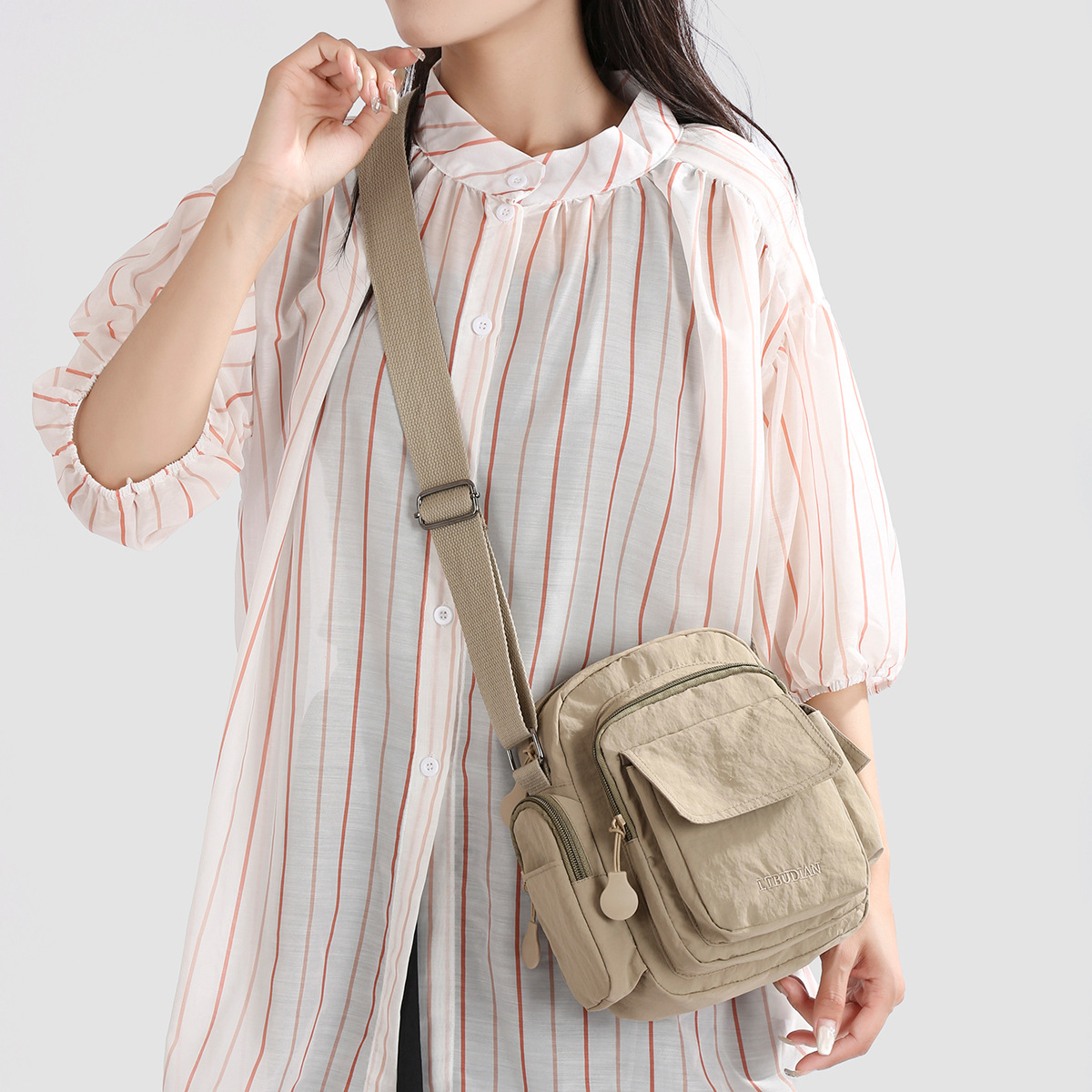 A new high-quality Korean-style ins crossbody bag for women in solid color, casual, simple, lightweight, fashionable and versatile for commuting details Picture
