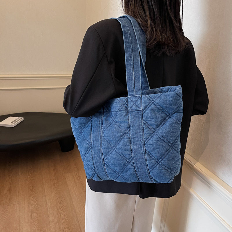 Tote bag, women's retro denim bag, casual large-capacity diamond-shaped handbag, college student class bag, commuting bag details Picture