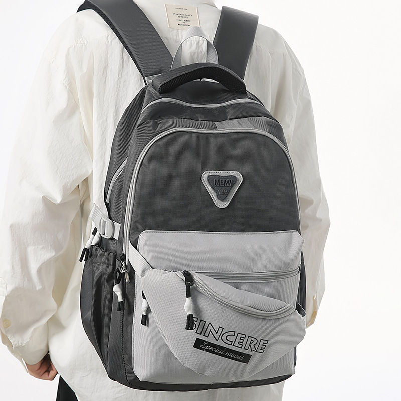 A new Korean-style casual and simple color-blocking travel computer backpack for men and a schoolbag for junior and senior high school students full figure