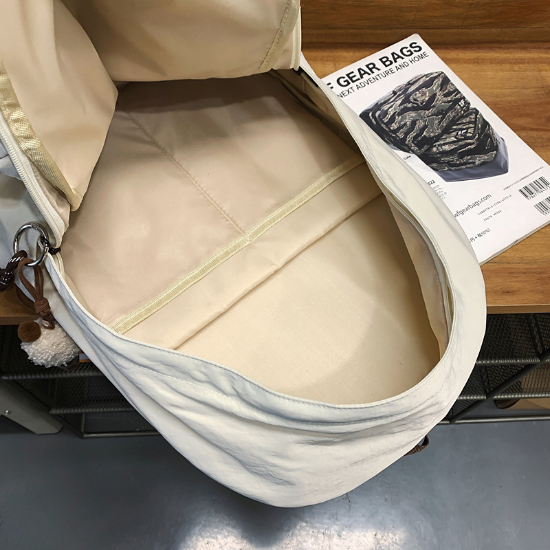Lightweight, simple and solid-color backpack, casual and versatile. It's a school bag for high school students and a travel backpack for college students and couples Application Scenario