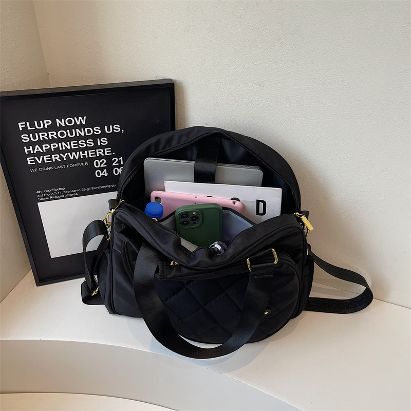 A new high-capacity solid-color tote bag in Korean style, featuring a high-end, casual, simple and lightweight design. It is a fashionable and versatile crossbody bag for commuting Application Scenario