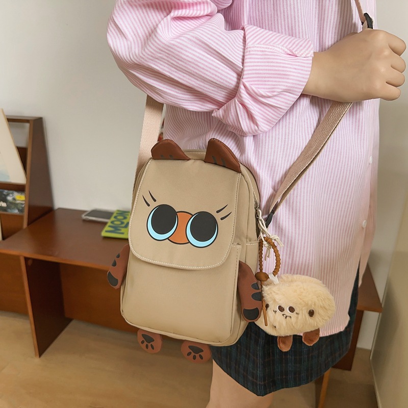 The new kitten crossbody bag is a cute Japanese-style student small bag for girls on Instagram in summer. It's a simple and niche single-shoulder bag details Picture