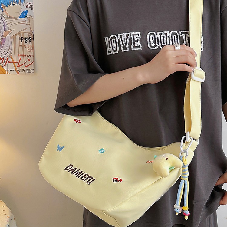 A new high-quality, fresh and cute printed crossbody bag for junior and senior high school students. It is a casual, simple, lightweight and versatile commuting crossbody bag full figure
