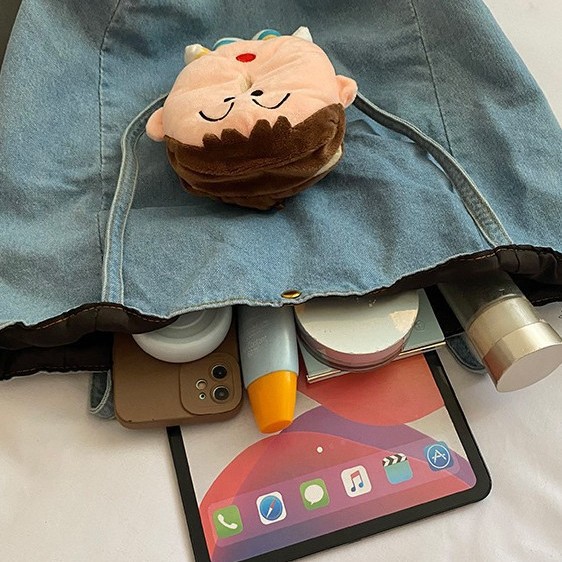 A new high-appeal, stylish Hong Kong-style Instagram cute cartoon tote bag for women, a casual, simple and lightweight crossbody bag for shopping and traveling Application Scenario