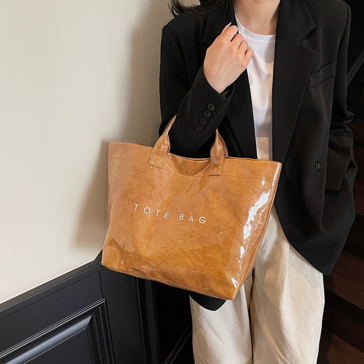 A versatile large-capacity DuPont paper bag 2025 new style fashionable transparent PVC waterproof tote bag for commuting full figure