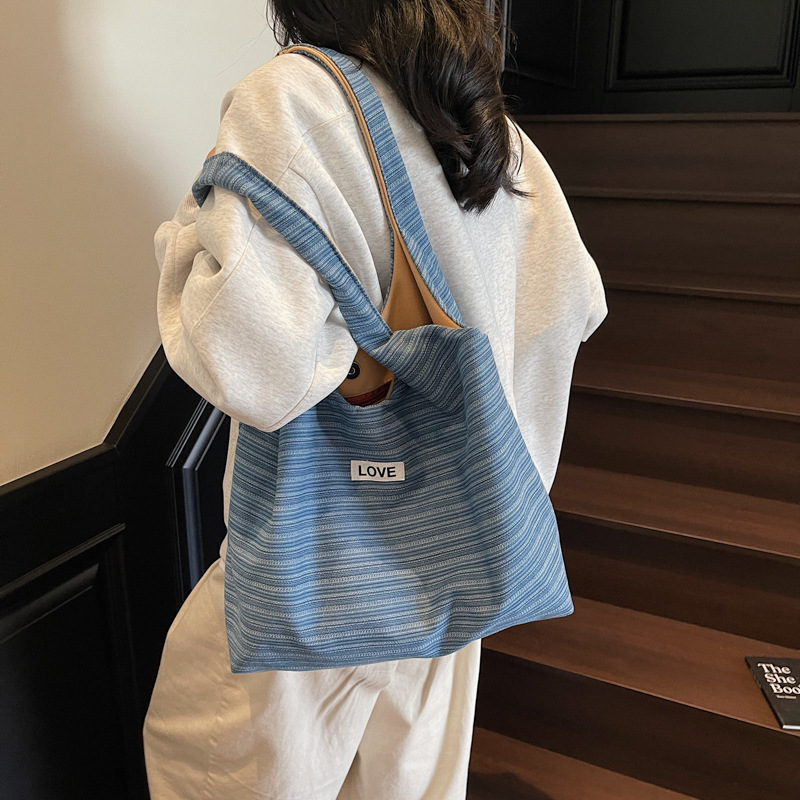 A new high-appeal ethnic-style tote bag for women, featuring a color-blocking design, is lightweight and portable, fashionable and versatile for commuting details Picture