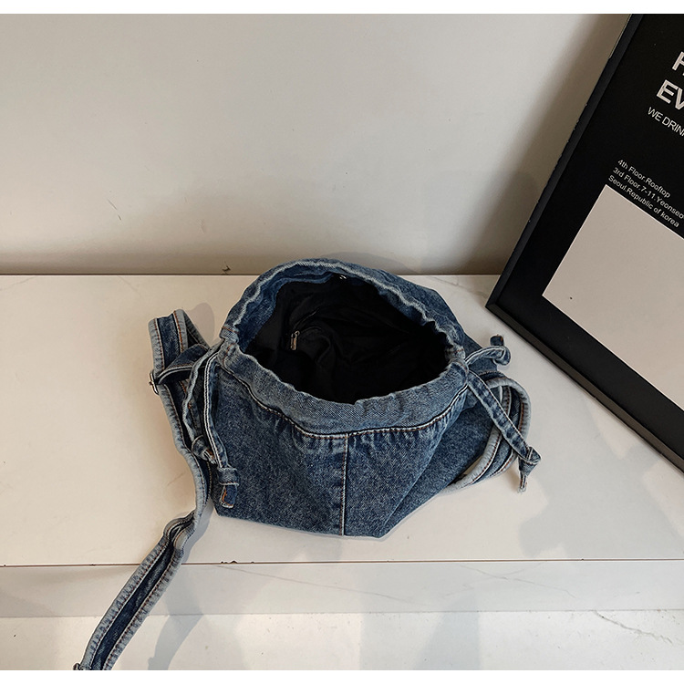 The 2025 new design large-capacity retro single-shoulder bag with a laid-back and artistic style is a versatile tote bag for college students attending classes Specification drawing