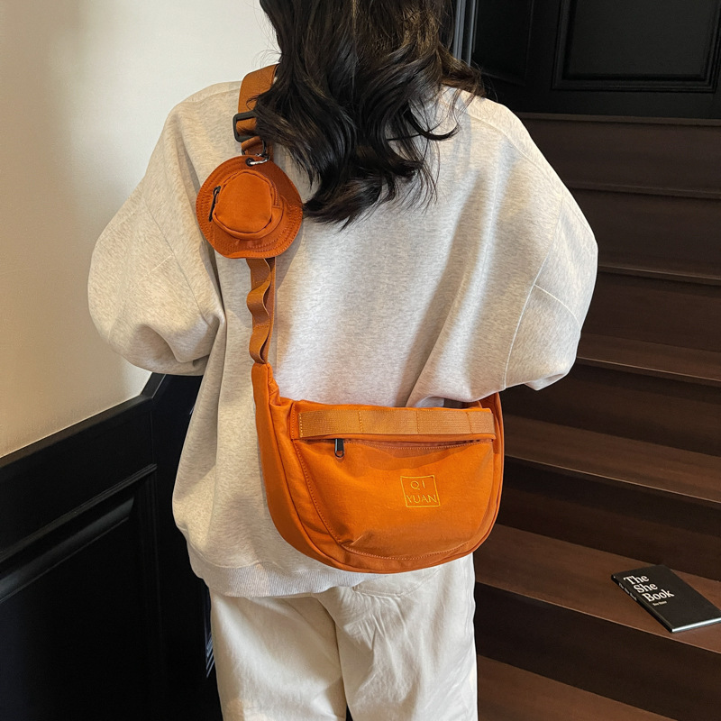 New fashionable single-shoulder women's bag, 2025 new casual and versatile commuting bag, simple crossbody bag for going out, dumpling bag details Picture