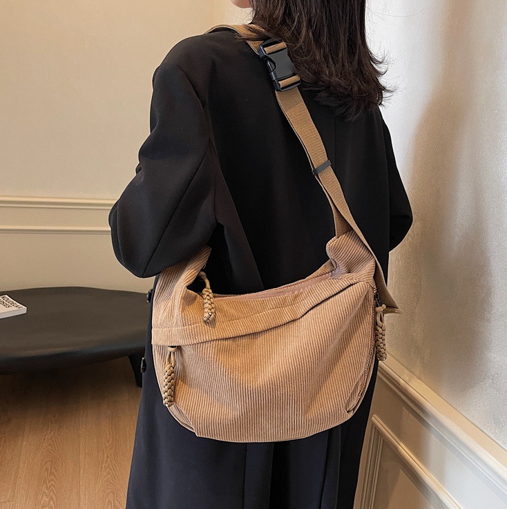 Crossbody bag, Japanese style Harajuku ins dumpling bag, versatile, large capacity, simple and artistic, student class bag, single-shoulder bag full figure