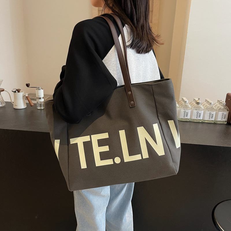 Large-capacity single-shoulder bag for women, 2025 new letter-shaped canvas school tote bag for commuting and short trips details Picture