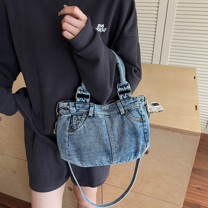 A niche retro washed denim handbag for the summer of 2025, featuring a Korean artistic style and versatile commuting shoulder bag full figure