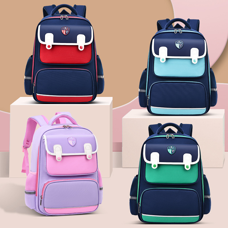 The new British-style schoolbag for primary school students features scientific spine protection and a large-capacity backpack. It is lightweight for boys and girls in grades 1 to 6 full figure
