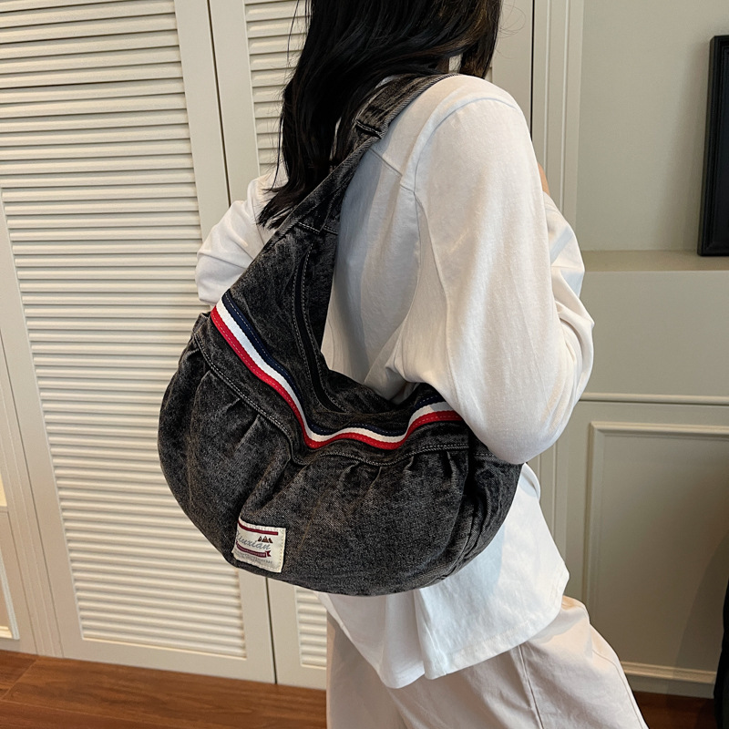 A new high-appeal, Hong Kong-style, niche design, trendy and cool crossbody bag for women with color-blocking and patchwork features. It's a lightweight crossbody bag for shopping and traveling details Picture