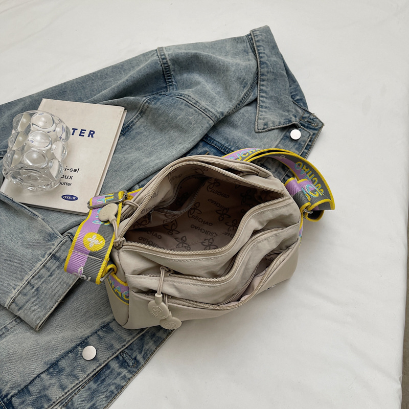 The new minimalist and niche single-shoulder bag for commuting and going out is lightweight and versatile, with a large capacity crossbody bag and a casual and fashionable backpack Specification drawing