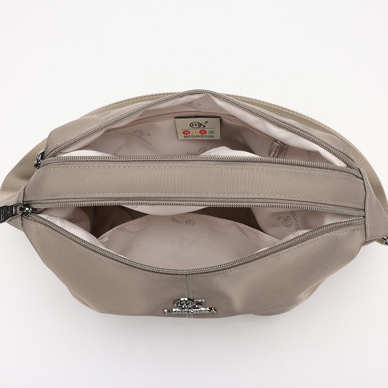 A new large-capacity casual single-shoulder tote bag for women with a simple and high-end feel, a Korean-style fashionable and versatile crossbody bag Application Scenario