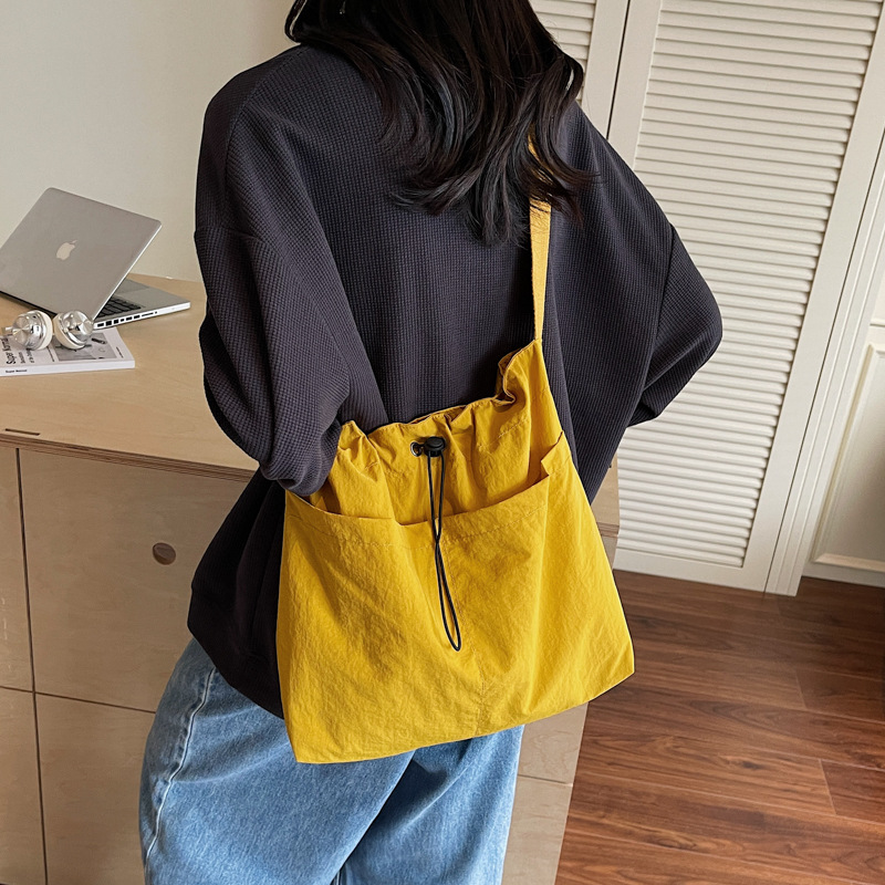 A new high-appeal macaron-colored bag from Korean Instagram, a casual, simple and lightweight crossbody bag for women to go shopping full figure