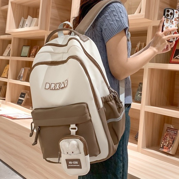 The new schoolbag for girls in the campus is a Korean-style Instagram color-blocking and patchwork backpack for primary and secondary school students from grades three to six full figure